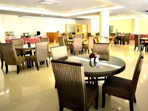 美塞Piyaporn Pavilion Hotel的一家餐厅，桌椅上摆着一只毛绒玩具