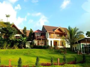 Ban Nong KhwangKirirath Resort的前面有绿色草坪的房子