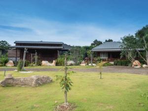 Κήπος έξω από το The Frog Khao Yai Resort