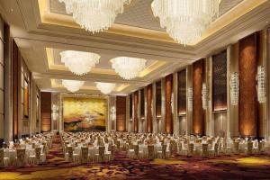 einen Bankettsaal mit Kronleuchtern und Tischen darin in der Unterkunft Dongwu New Century Grand Hotel Huzhou in Huzhou + 254 Fotos
