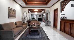 Χώρος καθιστικού στο Hotel Griyadi Kusuma Sahid