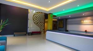 una hall di un hotel con reception di UDTel Boutique Hotel Udonthani a Ban Dong Kheng Altre 181 foto