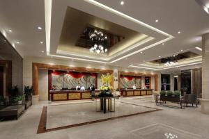 a lobby of a hotel with a table and chairs at Shenzhen Hanyong Hotel Fuyong Branch in Fenghuangwei