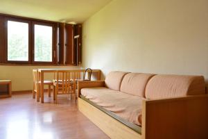 a living room with a couch and a table at Appartamenti La Maison de Vacances in Breuil-Cervinia
