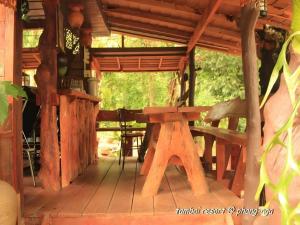 Ban KhaekTambai Resort的小木屋门廊上放着一条木凳。