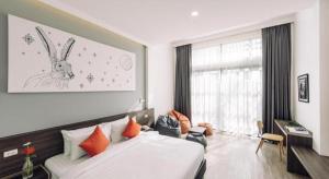 Ban KaeoPIMDARA HOTEL的一间有床和窗户的酒店房间