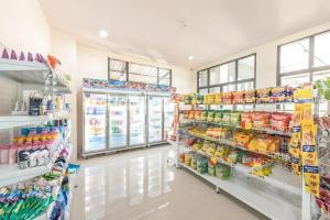 alejka w sklepie spożywczym z jedzeniem i napojami w obiekcie At One Hotel Chiangrai w mieście Ban San Ton Kok