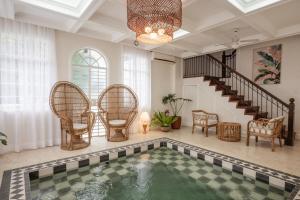Πισίνα στο ή κοντά στο MiraNamin Nest LANTANA - Luxury Suite in Unique Historic Home with Garden Access, Indoor Plunge Pool, Self-Service Breakfast, Rooftop, Bathtub, Private Kitchen