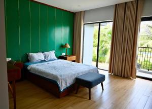 Giường trong phòng chung tại MT Luxury Villas Phú Quốc +14 ảnh