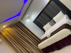 Una cama o camas en una habitación de JADA hotel and suites