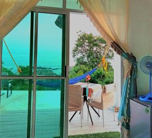 a room with a table and a view of the ocean at Casa la xulada in Mazunte