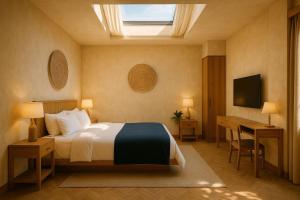 Un pat sau paturi într-o cameră la Super Quen Suite