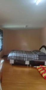 Ban Ni Khu Huรักษ์ธาร โฮมสเตย์的卧室位于客房的角落,配有一张床 更多19张照片