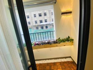 En balkon eller terrasse på velvet rose home