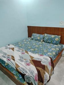 En eller flere senge i et værelse på NEW Sawan HOTEL