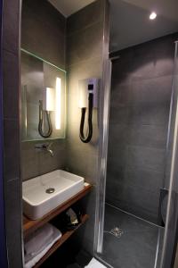Ένα μπάνιο στο Hôtel Lumières Montmartre Paris +42 φωτογραφίες