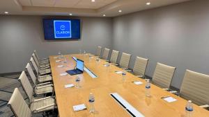 罗克斯普林Clarion Hotel Rock Springs-Green River的一间带长桌和电视的会议室 更多14张照片