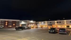 罗克斯普林Clarion Hotel Rock Springs-Green River的建筑物前停放汽车的停车场