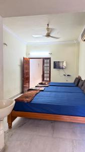 Una cama o camas en una habitación de senthur homestay