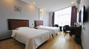 Μια τηλεόραση ή/και κέντρο ψυχαγωγίας στο GreenTree Inn Shanghai Sheshan national tourist resort Express Hotel