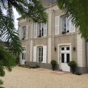 una casa con porta bianca e finestre di Villa des Glycines a Thouars