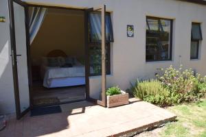 Ένα ή περισσότερα κρεβάτια σε δωμάτιο στο A new apartment with a view at Goedehoop, Strand, Western Cape +60 φωτογραφίες