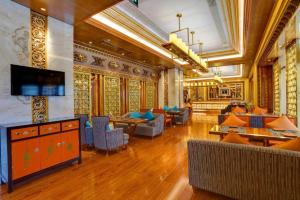 una hall con tavoli, sedie e TV di CHENGDU Trika Tsang International Hotel a Chengdu