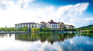 un grande edificio in cima a un lago di Wyndham Grand Plaza Royale Resort Nanjing a Lishui