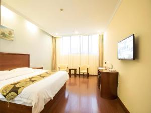 sypialnia z łóżkiem, biurkiem i telewizorem w obiekcie GreenTree Inn Changzhou Wujin Bus Station w mieście Changzhou