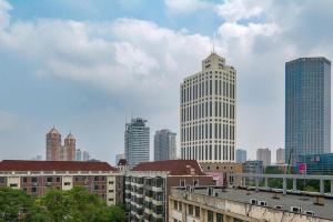 Blick auf eine Stadt mit hohen Gebäuden in der Unterkunft 7Days Inn Tianjin Fifth Avenue Youyi Road Branch in Tianjin