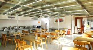 restauracja ze stołami i krzesłami w pokoju w obiekcie GreenTree Inn Wuxi Xinwu District Meicun Town Taibo Avenue w mieście Xuedian