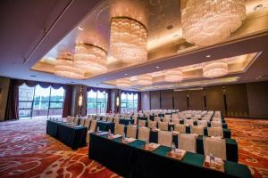 einen Bankettsaal mit Tischen und Stühlen in der Unterkunft Wuhan Gleetour Hotel in Wuhan