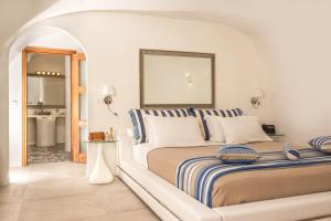Postel nebo postele na pokoji v ubytování Elite Luxury Suites