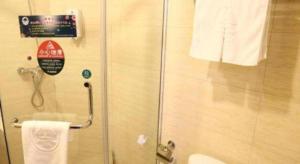 O baie la GreenTree Inn Qingdao Licang Shuyan Road Daweng Square Express Hotel +77 fotografii