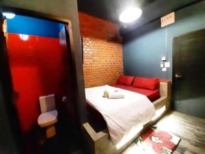 清刊The Royal Chiangkhan Boutique Hotel的一间设有红色枕头的床的客房 更多119张照片