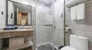 un bagno con doccia, WC e lavandino di GYA Jiaxing Tongxiang City Century Avenue Hotel a Tongxiang Altre 187 foto