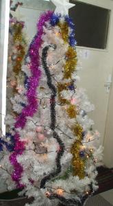 ein weißer Weihnachtsbaum mit buntem Schmuck in der Unterkunft Daneto Apartment in Targowischte