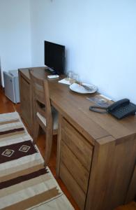 a wooden desk with a computer on top of it at Casa de Oaspeți Sfântul Nicolae in Iaşi
