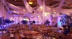 um grande salão de banquetes com mesas e cadeiras brancas em Hotel Honduras Maya em Tegucigalpa mais 81 fotografias