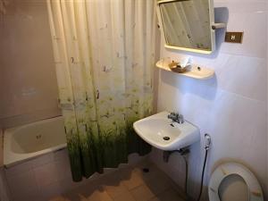 ein Badezimmer mit Waschbecken, Toilette und Spiegel in der Unterkunft Ubon Hotel in Ubon Ratchathani + 54 Fotos