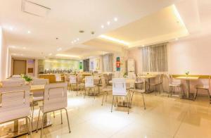 una grande sala con tavoli e sedie e una caffetteria di City Comfort Inn Zhaoqing Qixingyan Scenic Area Xinghu Archway a Zhaoqing