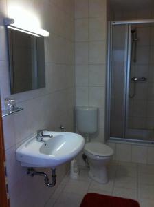 a bathroom with a sink and a toilet at Hotel Zum Goldenen Löwen in Merseburg