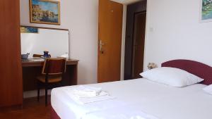 Ein Bett oder Betten in einem Zimmer der Unterkunft Rooms Vjera