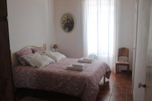 ein Schlafzimmer mit einem Bett mit zwei Handtüchern darauf in der Unterkunft Casa do Chafariz in Raminho