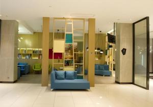 una hall con un divano blu in una stanza di Echarm Hotel Nanning Nationalities Square Metro Station a Nanning