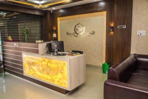 eine Lobby mit einem Schreibtisch und einem Laptop darauf in der Unterkunft Hotel Gajur Palace in Dharān Bāzār