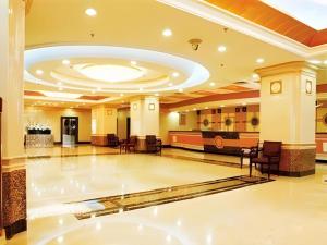 una grande hall con un grande soffitto di Fujian Hotel a Pechino