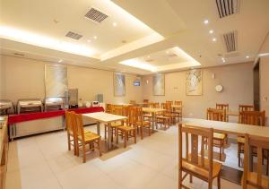 una sala da pranzo con tavoli e sedie e un ristorante di City Comfort Inn Changsha Railway Station a Changsha