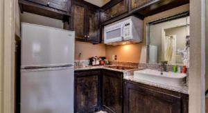 休斯顿Americas Best Value Inn and Suites IAH Airport North的配有白色冰箱和水槽的厨房 更多67张照片
