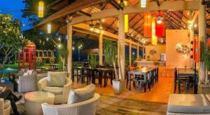 Ban Rai Khlong SaiLucerne Villa Resort的一个带桌椅的庭院和一间餐厅